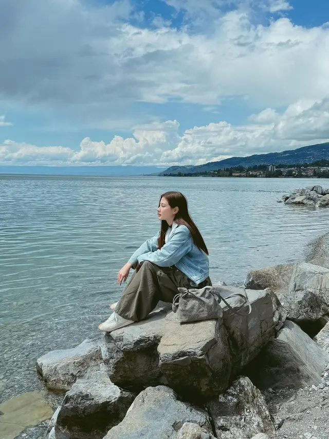 8 Inspirasi Outfit Denim yang Fashionable dari Baifern Pimchanok, Bisa Buat Ngedate hingga Ngampus