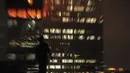 Penampakan Wisma Kosgoro yang terbakar, Jakarta, Senin (9/3/2015). Tingginya gedung dan hembusan angin yang kencang membuat pemadam kebakaran mengalami kesulitan (Liputan6.com/Faizal Fanani)