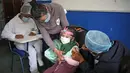 Seorang anak menerima suntikan vaksin covid-19 Sinopharm di La Paz, Bolivia, Kamis (9/12/2021). Presiden Bolivia Luis Arce mengizinkan vaksinasi anak berusia antara 5 hingga 11 tahun untuk menekan laju peningkatan infeksi COVID-19 di negara itu. (LUIS GANDARILLAS / AFP)