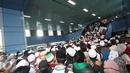 Sejumlah peserta Aksi Damai 112 antre masuk ke dalam Stasiun Juanda, Jakarta, Sabtu (11/2). Banyaknya massa yang ikut dalam Aksi Damai 112 membuat penumpang KRL membeludak dan memenuhi Stasiun Juanda. (Liputan6.com/Immanuel Antonius)