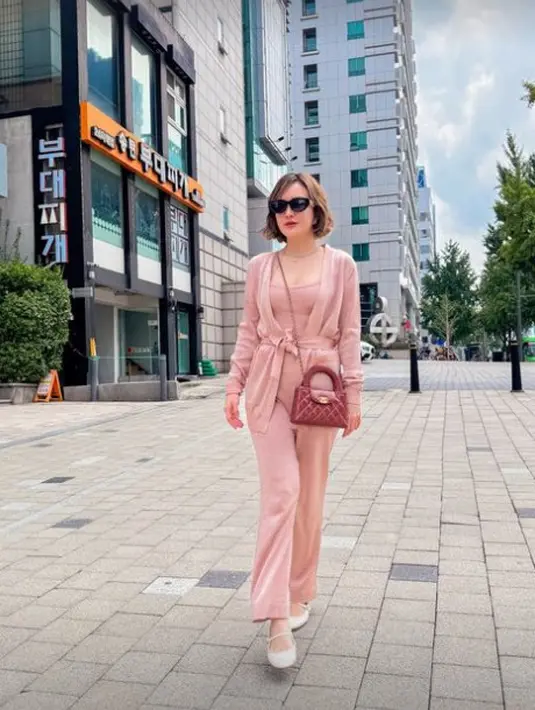 Shandy Aulia melengkapi tampilan Eonnie Korea-nya dengan setelan shimmer rose gold [@shandyaulia]