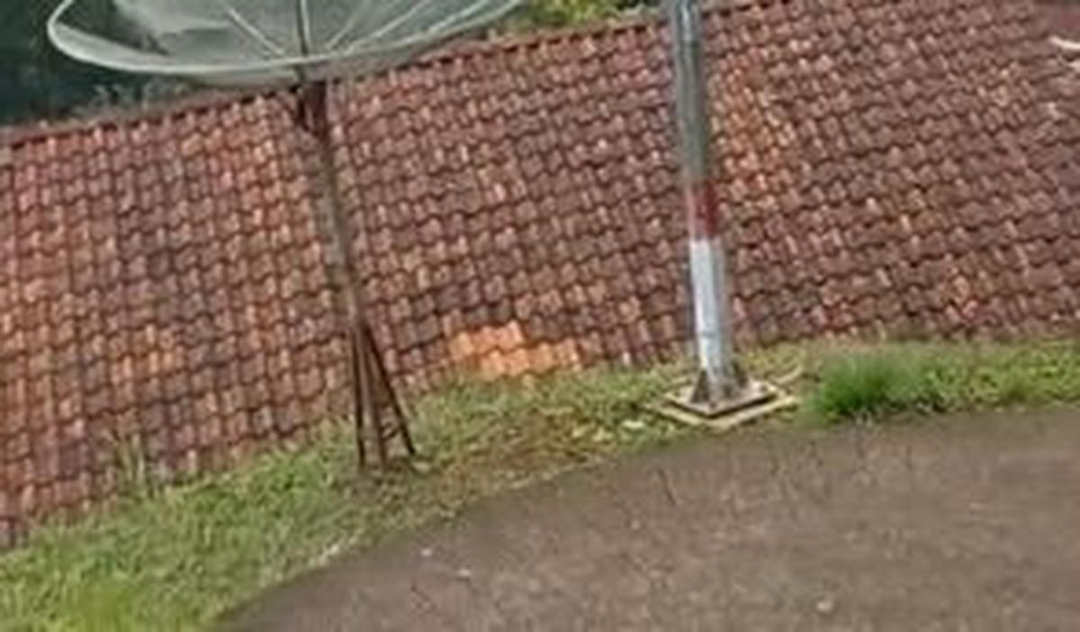 Jalanan tersebut juga tampak cukup berkelok dengan tanjakan dan turunan yang ekstrem serta curam.