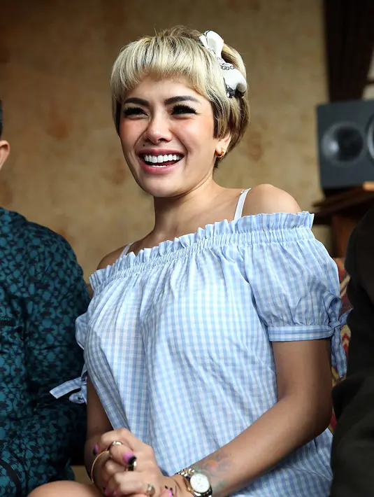 “Niki cuma pengin kerja cari uang. Niki pengin damai hidupnya nggak mau berkasus-kasus sama apa pun itu nggak mau lagi,” kata Nikita Mirzani saat ditemui di kawasan Gunawarman, Jakarta, Senin (9/10/2017). (Nurwahyunan/Bintang.com)