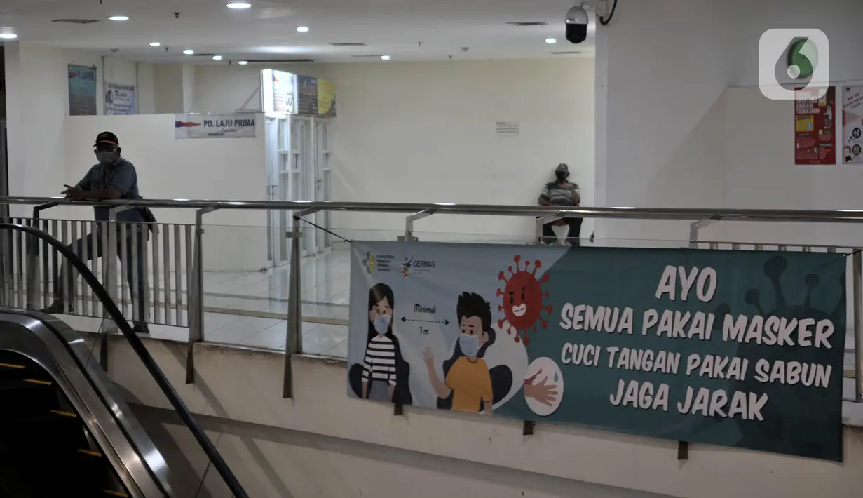 Suasana di Terminal Terpadu Pulogebang, Jakarta, Rabu (10/6/2020). Petugas loket PO bus AKAP di Terminal tersebut masih tetap merasakan sepi pembeli meski operasional kembali normal sejak Minggu (7/6). (merdeka.com/Iqbal S. Nugroho)