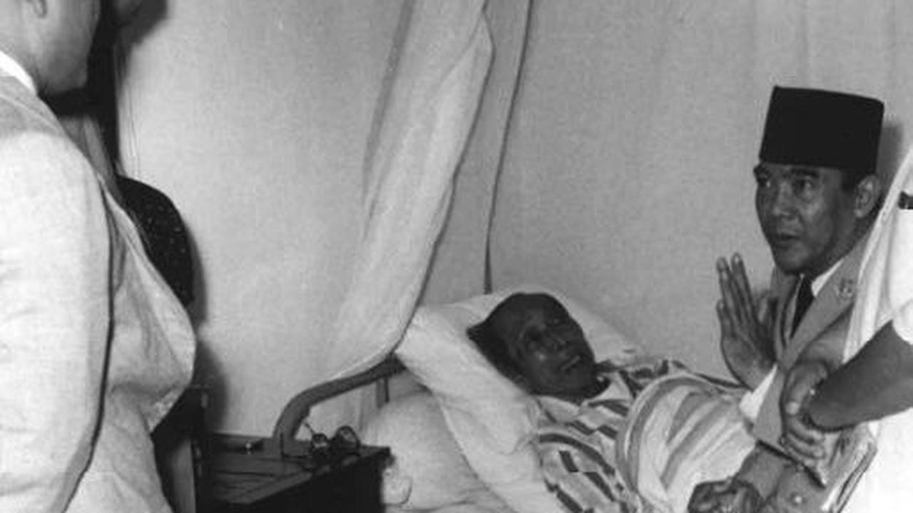 Tidak sendiri, tampak dalam foto sosok penguasa Indonesia tengah bersama Ki Hadjar Dewantara. Rupanya, Presiden Indonesia pertama Ir. Soekarno tengah menjenguknya saat sedang sakit. <br>