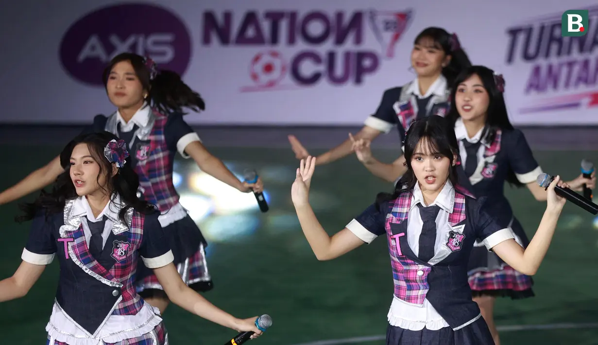 Penampilan JKT48 saat acara Grand Final AXIS Nation Cup 2023 di Istora Senayan, Jakarta, Minggu (15/10/2023). Penonton benar-benar terlarut dalam penampilan JKT48 yang energik dan ceria.  (Bola.com/M Iqbal Ichsan)