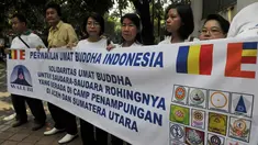 Perwakilan umat Buddha melakukan Aksi Damai di depan Kedubes Myanmar, Jakarta, Senin (25/5/2015). Kemenlu RI mengatakan, Pemerintah Myanmar akan berusaha semaksimal mungkin untuk mencegah aksi eksodus massal etnik Rohingya. (Liputan6.com/Johan Tallo)