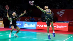 Pebulu tangkis ganda putra Indonesia, Fajar Alfian/Muhammad Sohibul Fikri berusaha mengembalikan kok ke arah wakil China, Chen Bo Yang dan Liu Yi dalam laga 32 besar Indonesia Open 2026 di Istora Senayan, Jakarta, Rabu (03/06/2026). (Bola.com/Bagaskara Lazuardi)