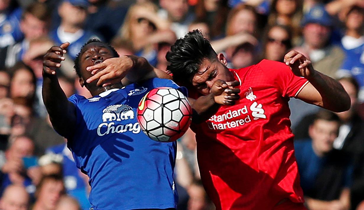 Pemain Liverpool Emre Can berebut bola dengan pemain Everton Romelu Lukaku. (Reuters / Phil Noble)