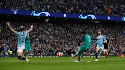 Penyerang Tottenham Hotspur Son Heung-min menendang bola saat mencetak gol kedua ke gawang Manchester City pada leg kedua babak perempat final Liga Champions di Etihad Stadium, Manchester, Inggris, Rabu (17/4). (REUTERS/Phil Noble)