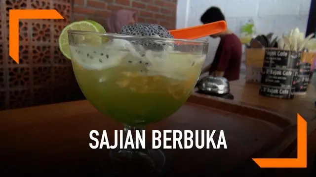 Sedang mencari sajian berbuka yang segar? Jika berada di Bali jangan lupa mencoba Es Kuwut. Minuman dingin ini cocok untuk menuntaskan dahaga usai berpuasa.