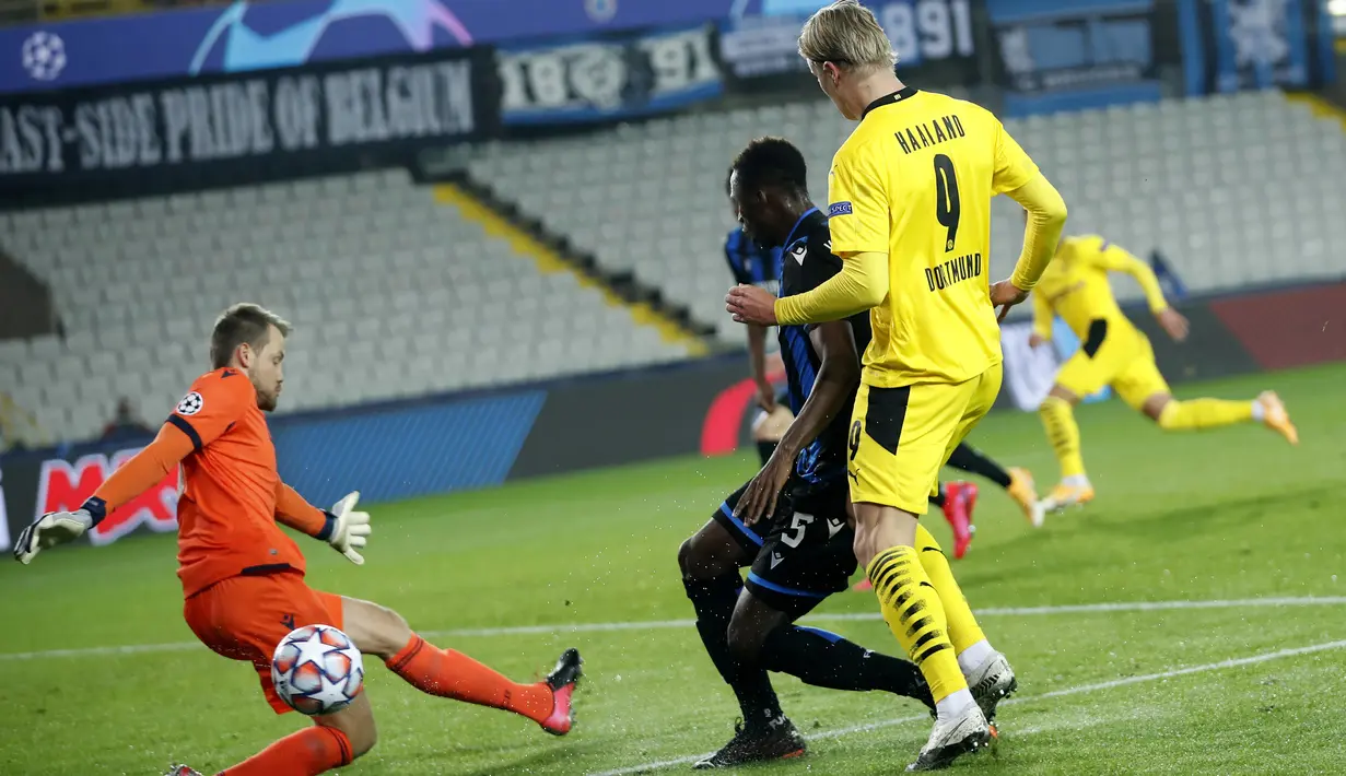 Penyerang Borussia Dortmund, Erling Haaland, berusaha mencetak gol ke gawang Club Brugge pada laga lanjutan Liga Champions di Jan Breydel Stadion, Kamis (5/11/2020) dini hari WIB. Borussia Dortmund menang 3-0 atas Club Brugge. (AP Photo/ Francisco Seco)