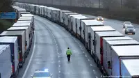 Ratusan truk terjebak dalam kemacetan besar di pelabuhan Dover, pantai selatan Inggris, pada Selasa 22 Desember. (AP)