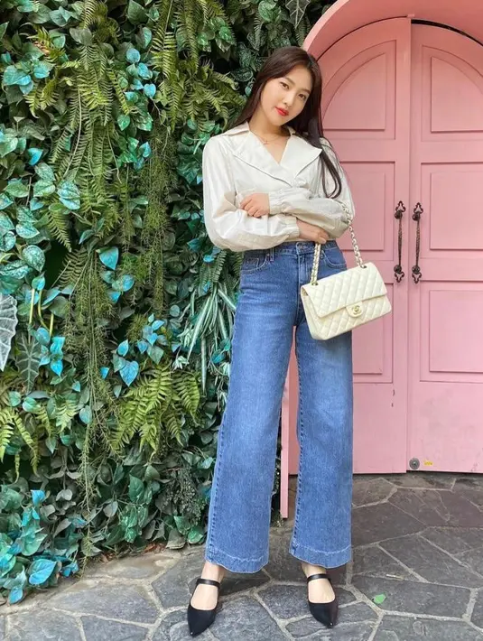 Untuk tampilan feminin, padukan blouse dengan celana kulot dan heels. Tampilan ini cocok untuk acara kasual-formal. (Instagram/_imyour_joy).