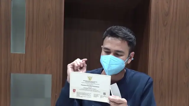 Raffi Ahmad perlihatkan undangan dari Istana Negara. (Foto: YouTube RANS Entertainment)