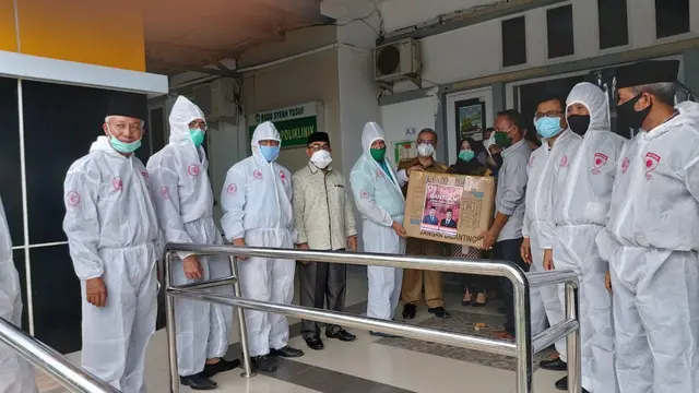 Satgas Lawan Covid-19 DPR RI Serahkan Bantuan APD ke Gowa