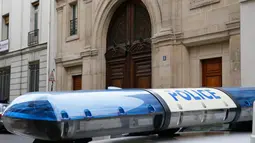 Mobil polisi terperkir di luar kantor Google di Paris, Prancis, Selasa (24/5). Sedikitnya 100 penyidik dari lembaga keuangan Prancis menggerebek markas Google terkait dugaan kasus penipuan serta pencucian uang terorganisir. (MATTHIEU ALEXANDRE/AFP)