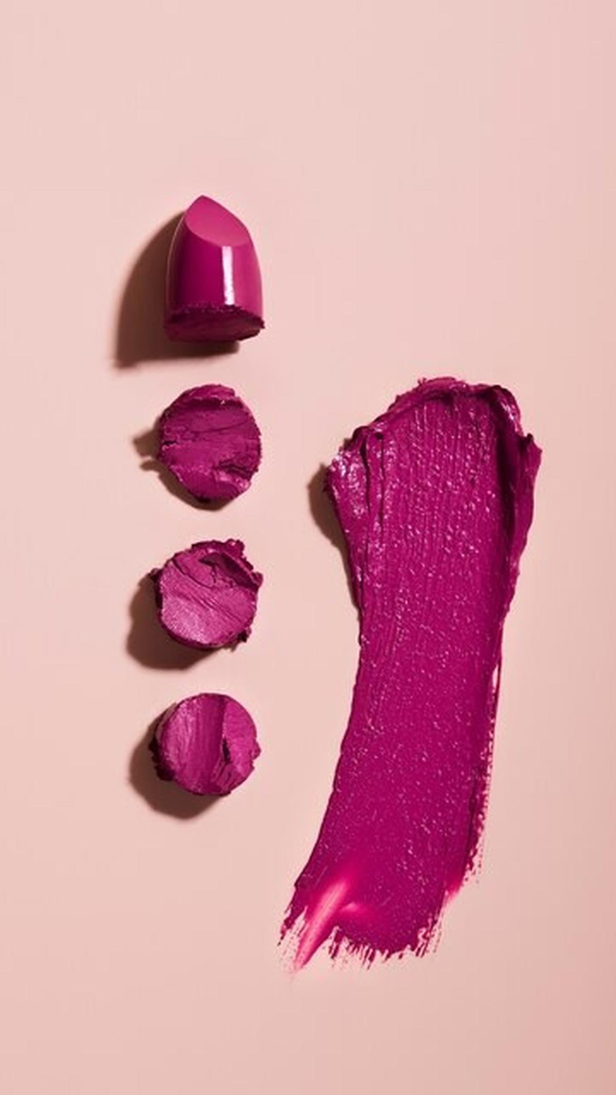 Ilustrasi Lipstik Patah