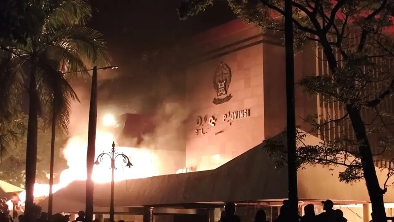 Kantor DPRD Provinsi Sulawesi Selatan terbakar imbas kena amuk massa yang melakukan demo pada jumat (29/8/2025) malam.