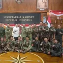 Seskab Sebut 17 Penerjun Kopassus Siap Beraksi di Langit Istana