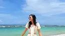 Di sela kesibukannya, Gaby yang menikmati indahnya pantai ini tampil menawan dengan busana serba putih. Saat ini ia pun tengah sibuk dalam proses promosi debut filmnya yang berjudul Kalian Pantas Mati. Dalam film tersebut ia pun beradu akting dengan rekannya, Zee yang sama-sama pernah di JKT48. (Liputan6.com/IG/@jkt48gaby)