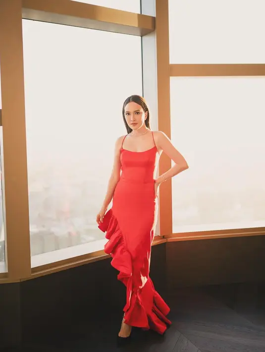 Shandy Aulia tampil penuh pesona mengenakan strappy dress berwarna merah. Dress yang membalut tubuh Shandy Aulia ini memiliki detail ruffles yang melintang secara asimetris di bagian roknya. [Foto: Instagram/shandyaulia]