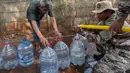 Warga mengisi wadah dengan air bersih dari mobil tangki di Taman Madja, Gang H Tohir, Lenteng Agung, Jakarta Selatan, Selasa (22/9/2026). Bantuan air diberikan menyusul kekeringan yang membuat warga kesulitan mendapatkan air untuk kebutuhan sehari-hari. (KLY/Budy Santoso)
