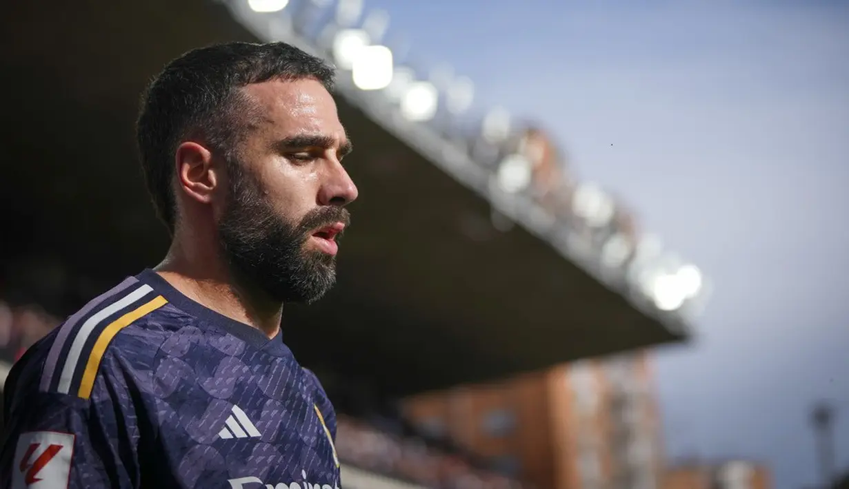 Pemain Real Madrid, Dani Carvajal, tampak kecewa saat ditahan imbang Rayo Vallecano pada laga pekan ke-25 La Liga 2023/2024 di Estadio de Vallecas, Minggu (18/02/2023). Los Blancos harus bermain dengan 10 pemain karena Dani Carvajal kena kartu merah. (AP Photo/Manu Fernandez)