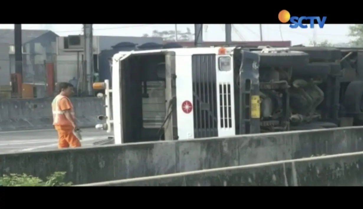Truk trailer pengangkut peti kemas terguling di ruas Tol Jorr, Jakarta Timur. Kendaraan dialihkan untuk menghindari kemacetan.