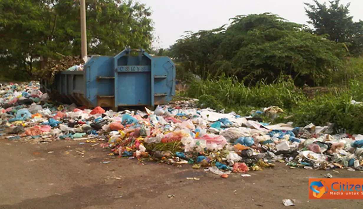 Akibat libur panjang terjadi penumpukan sampah di kawasan Sungai Panas, Batam. Sampah yang menumpuk hingga kebibir jalan menimbulkan bau yang tidak sedap.