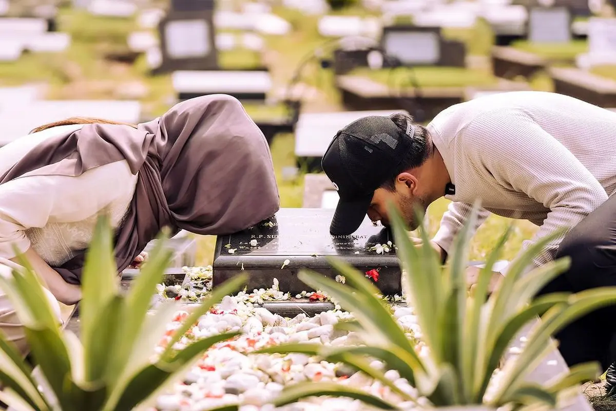 Thariq Halilintar dan Aaliyah mengunjungi makam Adjie Massaid. (Instagram/ thariqhalilintar)