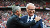 Jose Mourinho berusaha membesarkan hati Claudio Ranieri yang dipecat Leicester City pada Kamis, 23 Februari 2017. (EPA/Peter Powell)