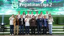 <p>Ketua umum PSSI, Erick Thohir (tengah kanan), Direktur utama PT Pegadaian Damar Latri Setiawan (tengah kiri), Direktur utama PT LIB Ferry Paulus (ketiga kanan), dan Deputy Director Origramming Indosiar Ekin Gabriel Surbakty (kiri) berfoto bersama saat konferensi pers Pegadaian Liga 2 2024/2025 yang berlangsung di The Gade Tower, Senen, Jakarta, Selasa (03/09/2024). (Bola.com/Bagaskara Lazuardi)</p>