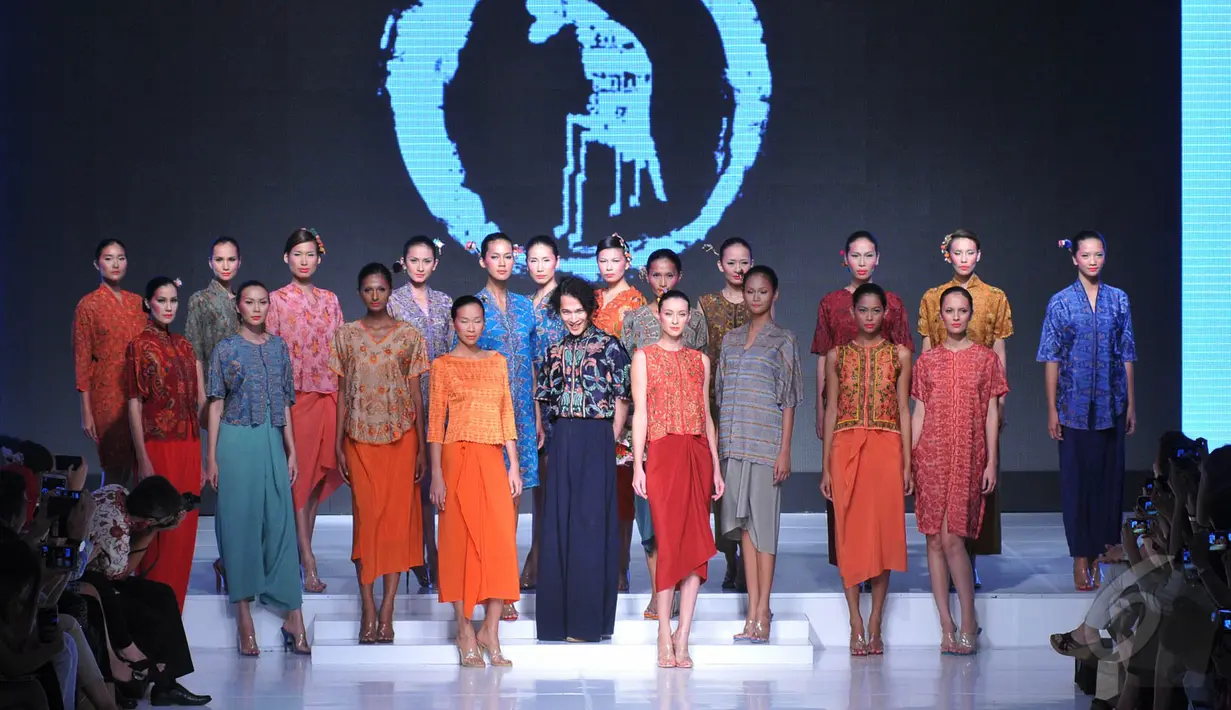 Oscar Lawalata (tengah) bersama model yang mengenakan gaun rancangannya di Jakarta Fashion and Food Festival 2015, Jakarta, Senin (25/5/2015). Koleksi terbaru dari Oscar terdiri dari 40 karya dengan tema "MY NAME IS ASIA".  (Liputan6.com/Herman Zakharia)