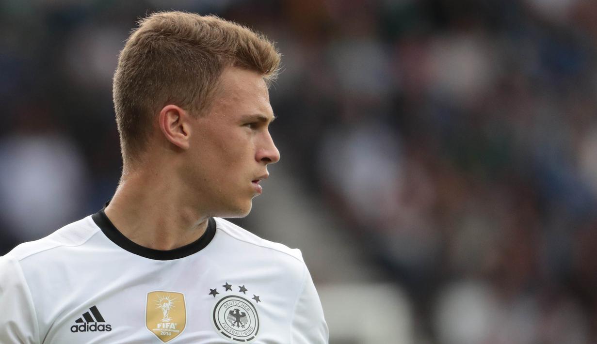 5. Joshua Kimmich (Jerman) - Pemain yang bisa bermain sebagai bek sayap dan juga gelandang ini selalu disebut sebagai bintang masa depan tim Panser. Masih berusia 22 tahun namun penampilannya sangat lugas. (AFP/Kenzo Tribouillard)