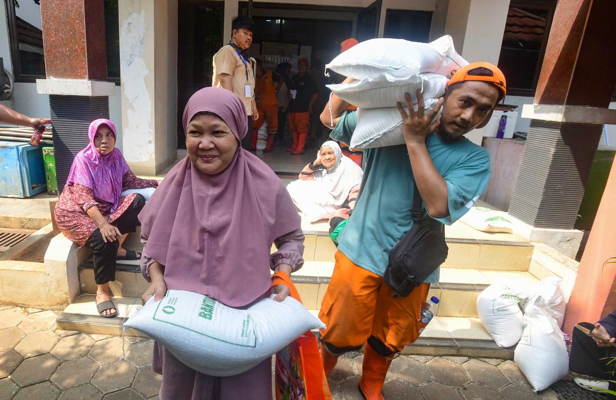 Warga Kebon Baru Antre Beras Bantuan Pangan