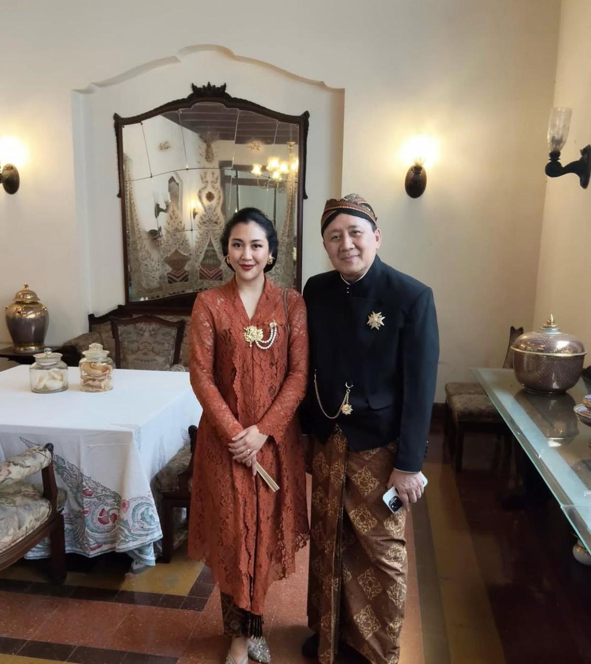 5 Potret Sherina Munaf Pakai Kebaya Hadiri Jumenengan Mangkunegara X, Makna di Balik Kehadirannya