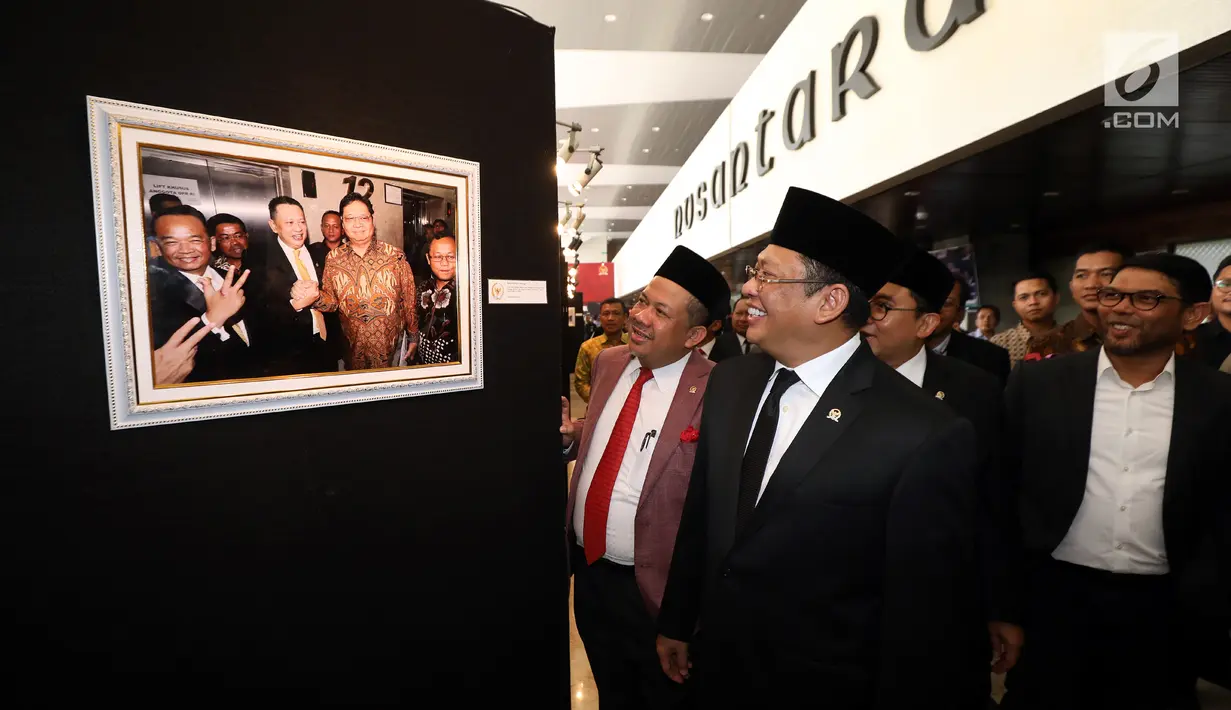 Ketua DPR Bambang Soesatyo dan Wakil Ketua Fahri Hamzah melihat pameran Foto Wartawan Parlemen bertema DPR Zaman Now di Jakarta, Kamis (29/8/2019). Ketua DPR menyampaikan Dengan diselenggarakannya pameran foto ini semoga DPR makin dekat di hati, dan rakyat makin sejahtera. (Liputan6.com/Johan Tallo)