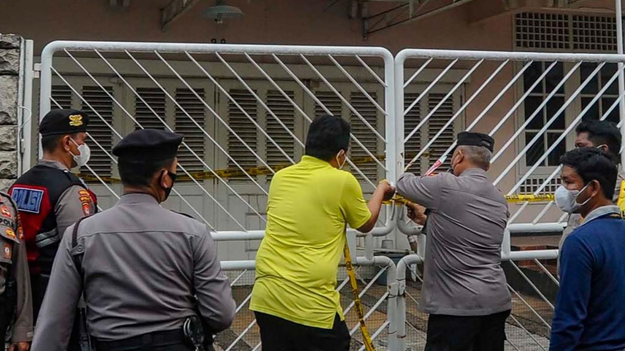 Petugas memasang garis polisi pada rumah yang menjadi TKP penemuan&nbsp;mayat ibu dan anak di Perumahan Bukit Cinere Indah, Depok.