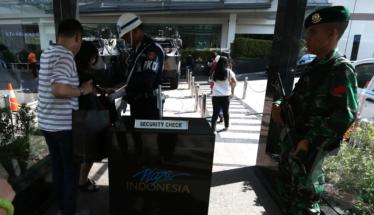 Pengamanan di gedung yang ada di sekitar kawasan Bundaran HI diperketat, Jakarta, Senin (20/4). Tampak anggota keamanan memeriksa pengunjung salah satu mall yang ada sekitar Bundaran HI, Jakarta. (Liputan6.com/Johan Tallo)