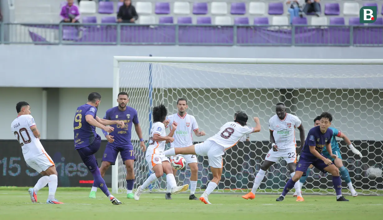 Pemain Persita, Javlon Guseynov mencetak gol ke gawang Borneo FC dalam laga BRI Super League 2025/2026 di Indomilk Arena, Tangerang, Banten, Jumat (09/01/2026). (Bola.com/Bagaskara Lazuardi)