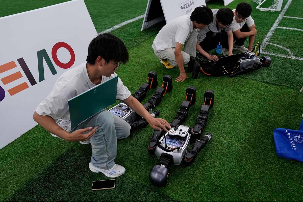 FOTO: Aksi Seru Robot Humanoid Main Bola Jelang World Humanoid Robot Games 2025