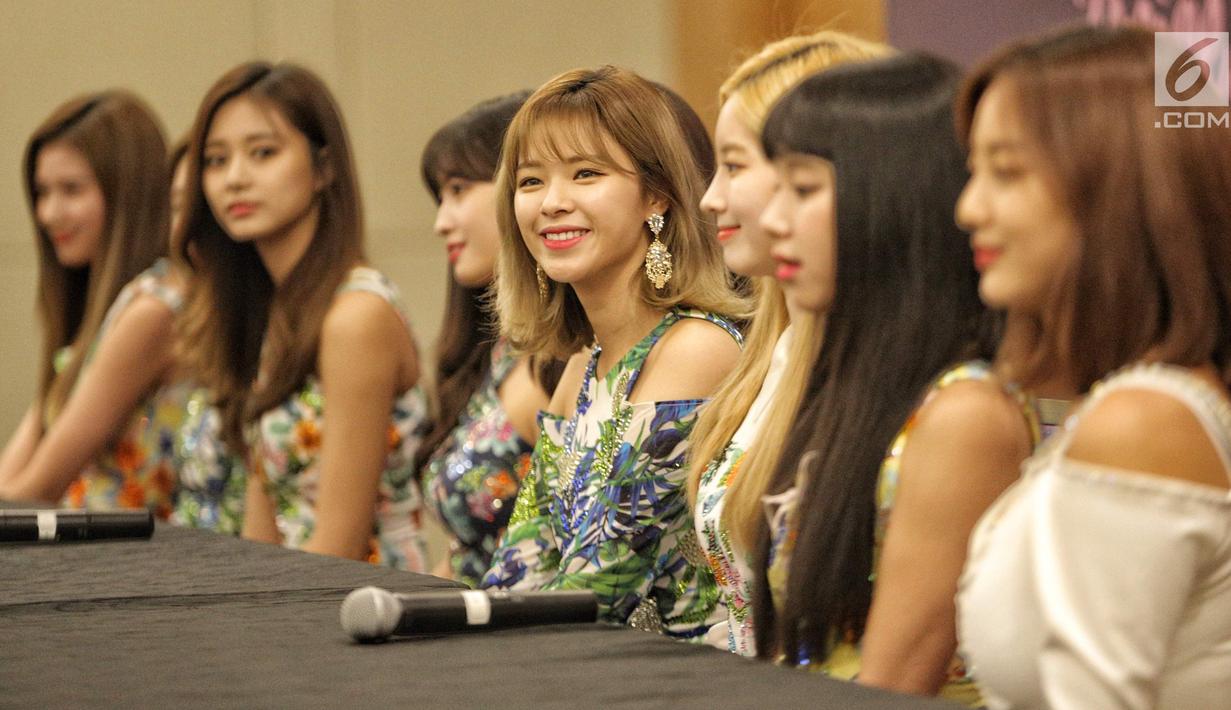 Personel TWICE, Mina, Momo, Tzuyu, Nayeon, Sana, Jihyo, Chaeyoung, Dahyun, Jeongyeon saat hadir dalam konferensi pers di Tangerang, Banten, Jumat (24/8). TWICE akan menggelar konser di Jakarta pada 25 Agustus 2018. (Liputan6.com/Faizal Fanani)