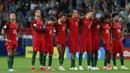 Bintang Portugal, Cristiano Ronaldo, bersama rekan-rekannya terdiam usai negaranya tersingkir dari semifinal Piala Konfederasi di Kazan Arena, Kazan, Rabu (28/6/2017). Portugal kalah adu penalti 0-3 dari Cile. (EPA/Mario Cruz)