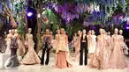 Sejumlah model membawakan busana rancangan Sebastian Gunawan  bertema "A Midsummer Night's Dream" di Jakarta, Kamis (19/11). Tian Gunawan menampilkan 80 rancangan busana dari lini utamanya. (Liputan6.com/Herman Zakharia)