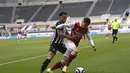 Penyerang Arsenal, Gabriel Martinelli membawa bola dari kawalan pemain Newcastle United, Jacob Murphy pada pertandingan lanjutan Liga Inggris di stadion St James 'Park, di Newcastle, Inggris, Minggu (2/5/2021). Arsenal menang 2-0 atas Newcastle. (Stu Forster/Pool via AP)