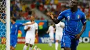 Selebrasi penyerang Timnas Italia, Mario Balotelli, usai menjebol gawang Inggris yang dikawal Joe Hart di babak penyisihan Piala Dunia 2014 Grup D di Amazonia Arena, Manaus, Brasil, (15/6/2014). (REUTERS/Ivan Alvarado)