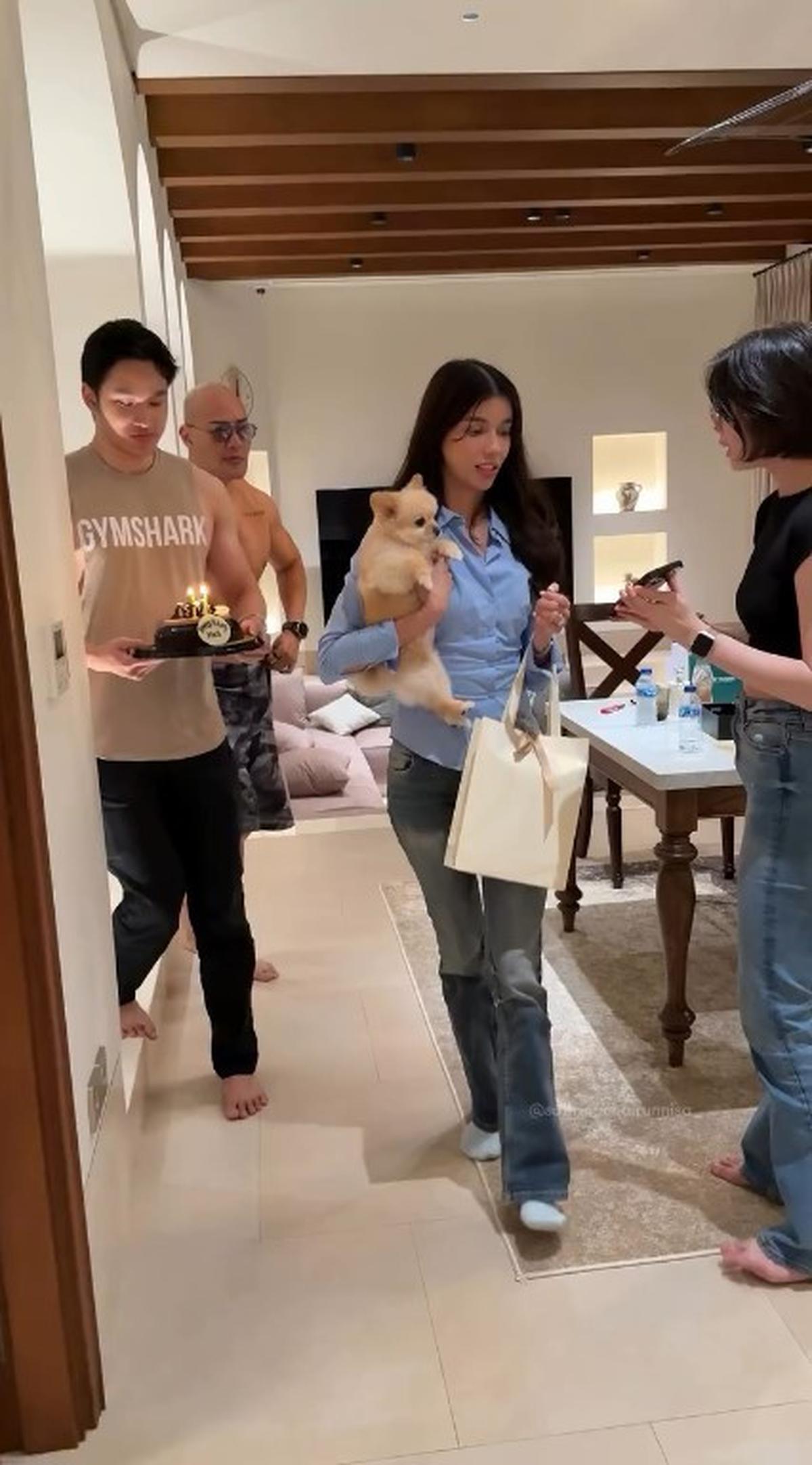 Keluarga Deddy Corbuzier Beri Surprise untuk ART yang Ulang Tahun, Kedekatan Mereka Disorot