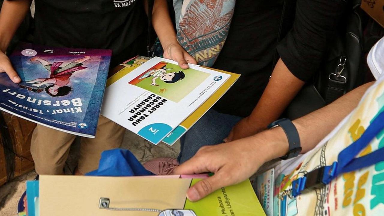 Rasa penat dan bosan di perjalanan mudik dapat terobati dengan buku bacaan tersebut. Foto: Liputan6.com / Angga Yuniar