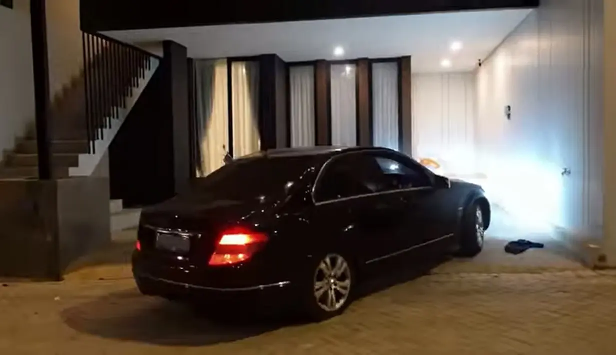 Potret depan rumah Arie dan Indah di waktu malam. Rumah mewah dengan dominasi warna putih tersebut di bangun dengan tiga lantai. [Youtube/Indah Permatasari]